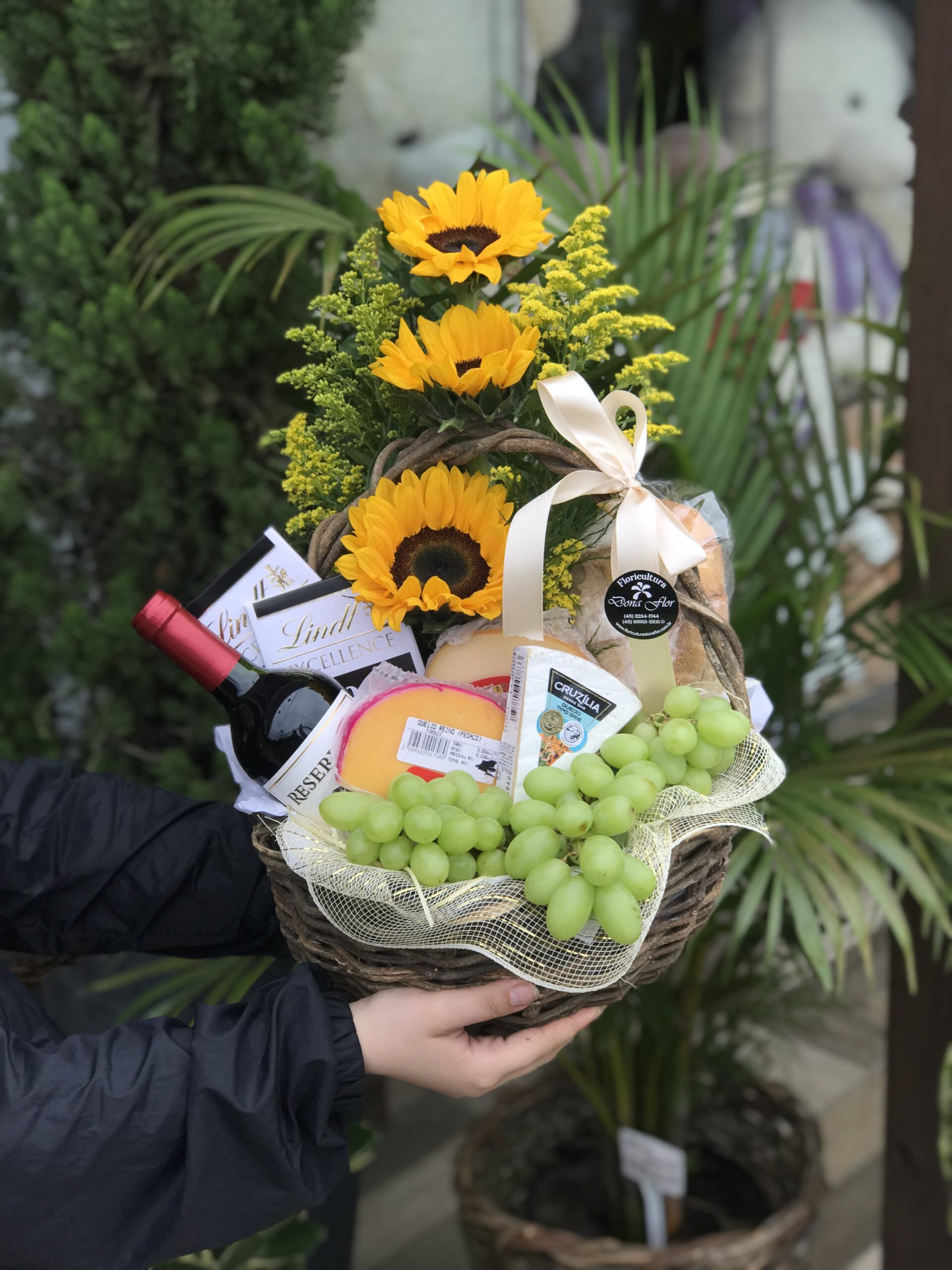 Cesta Girassol com Vinhos e Queijos